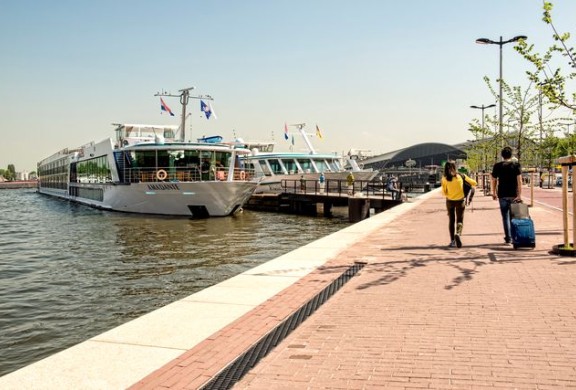 Riviercruiseschepen in Amsterdamse haven