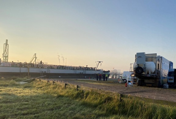 Stilligend schip dat aan het ontgassen is