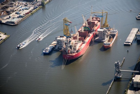 Een tal schepen die zich bevinden bij de Mercuriushaven in de buurt. Er wordt gewerkt met kranen om een boot te ontladen van haar vracht. 