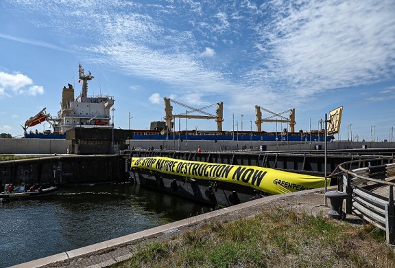 Greenpeace blokkade Zeesluis IJmuiden