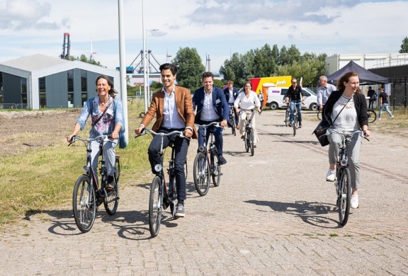 minister jetten bezoekt amsterdamse haven