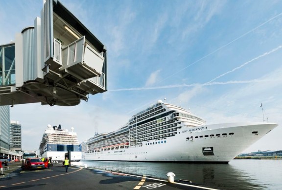 Cruiseschip bij Passenger Terminal Amsterdam