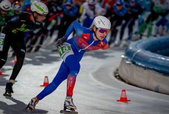 Foto van de schaatsploeg in actie door Ben van Trierum