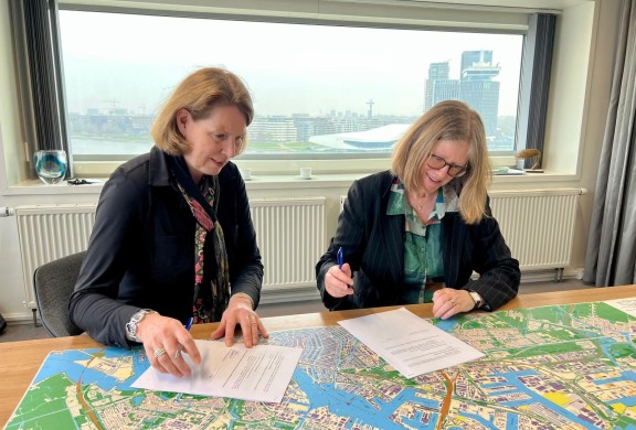 Afbeelding: Gerda van der Landen, CFO Port of Amsterdam (l), Louise Calviou CEO Argent Energy (r)