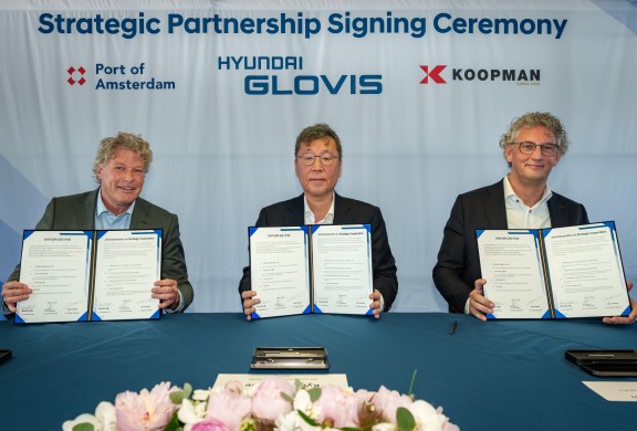 Koen Overtoom, CEO of Port of Amsterdam, ​Kyoo Bok Lee, CEO and President of Hyundai GLOVIS, Klaas Koopman, CEO of Koopman Logistics Group