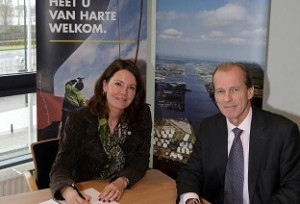 ondertekening samenwerking Havens door CEO Port of Amsterdam en Port of Rotterdam