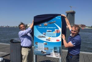 Het bord van Bureau Voorlichting Binnenvaart wordt onthuld