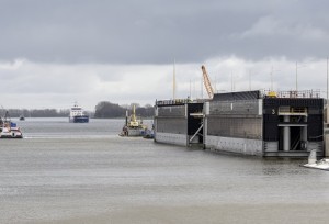 Sluisdeuren Zeesluis IJmuiden ingevaren