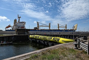 Greenpeace blokkade Zeesluis IJmuiden