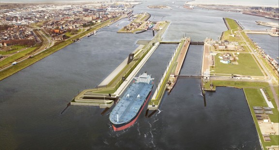 Nieuwe zeesluis met tanker