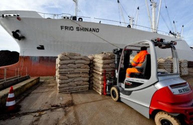 Laden stukgoed op het schip Frio Shinand