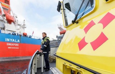 Schipper Port of Amsterdam bij schip Inyala