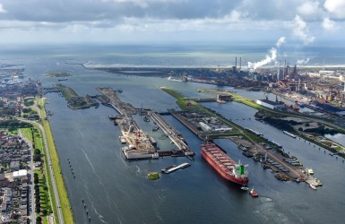 Dronebeelden van de nieuwe zeesluis bij IJmuiden