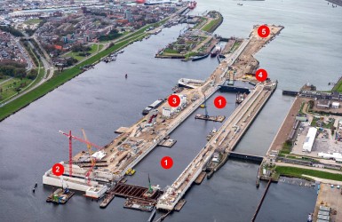 Dronebeelden van de nieuwe zeesluis waarop je de werkzaamheden ziet