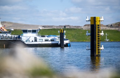 Nieuwe bolders in de Afrikahaven
