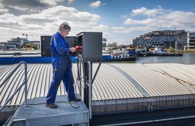 Binnenvaartschipper sluit walstroom aan