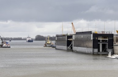 Sluisdeuren Zeesluis IJmuiden ingevaren