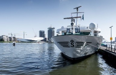 Riviercruiseschip in Amsterdamse haven