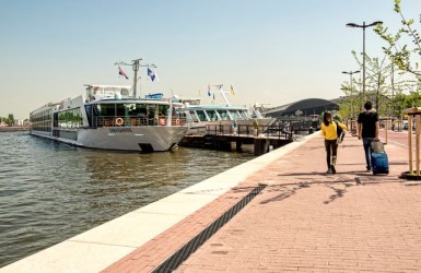 Riviercruiseschepen in Amsterdamse haven