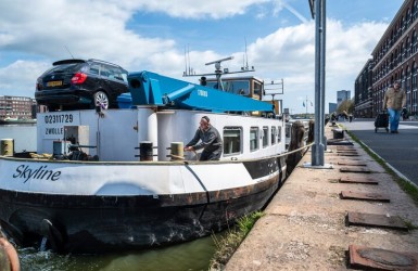 Havenactiviteiten in woongebied van Amsterdam
