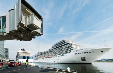 Cruiseschip bij Passenger Terminal Amsterdam