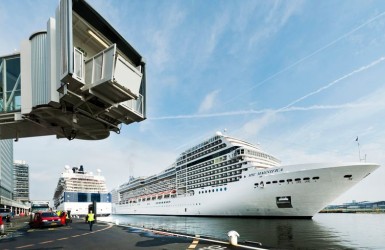 Cruiseschip bij Passenger Terminal Amsterdam