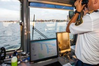 Schipper met computer met hierop de nieuwe arrivals app