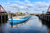 blauw binnenvaartschip in de zeesluis IJmuiden