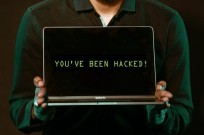 foto met computer met de tekst you've been hacked 