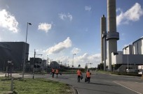 collega's port of Amsterdam die op een haventerrein zwerfvuil opruimen