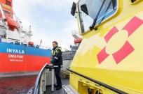 Schipper Port of Amsterdam bij schip Inyala