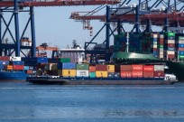 Schip met containers en havenkranen