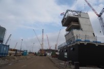 vlag wappert op hoogste punt Sluis Operatie Centrum in aanbouw