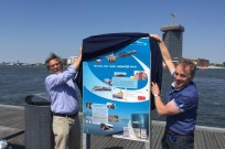 Het bord van Bureau Voorlichting Binnenvaart wordt onthuld