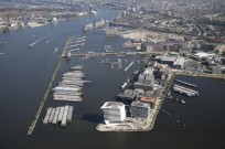 Duwbakken in het havengebied in Amsterdam