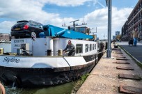 Binnenvaartschip in de IJhaven