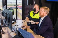 Opening Sluis door Koning Willem Alexander en Hugo Jut