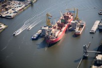 Een tal schepen die zich bevinden bij de Mercuriushaven in de buurt. Er wordt gewerkt met kranen om een boot te ontladen van haar vracht. 